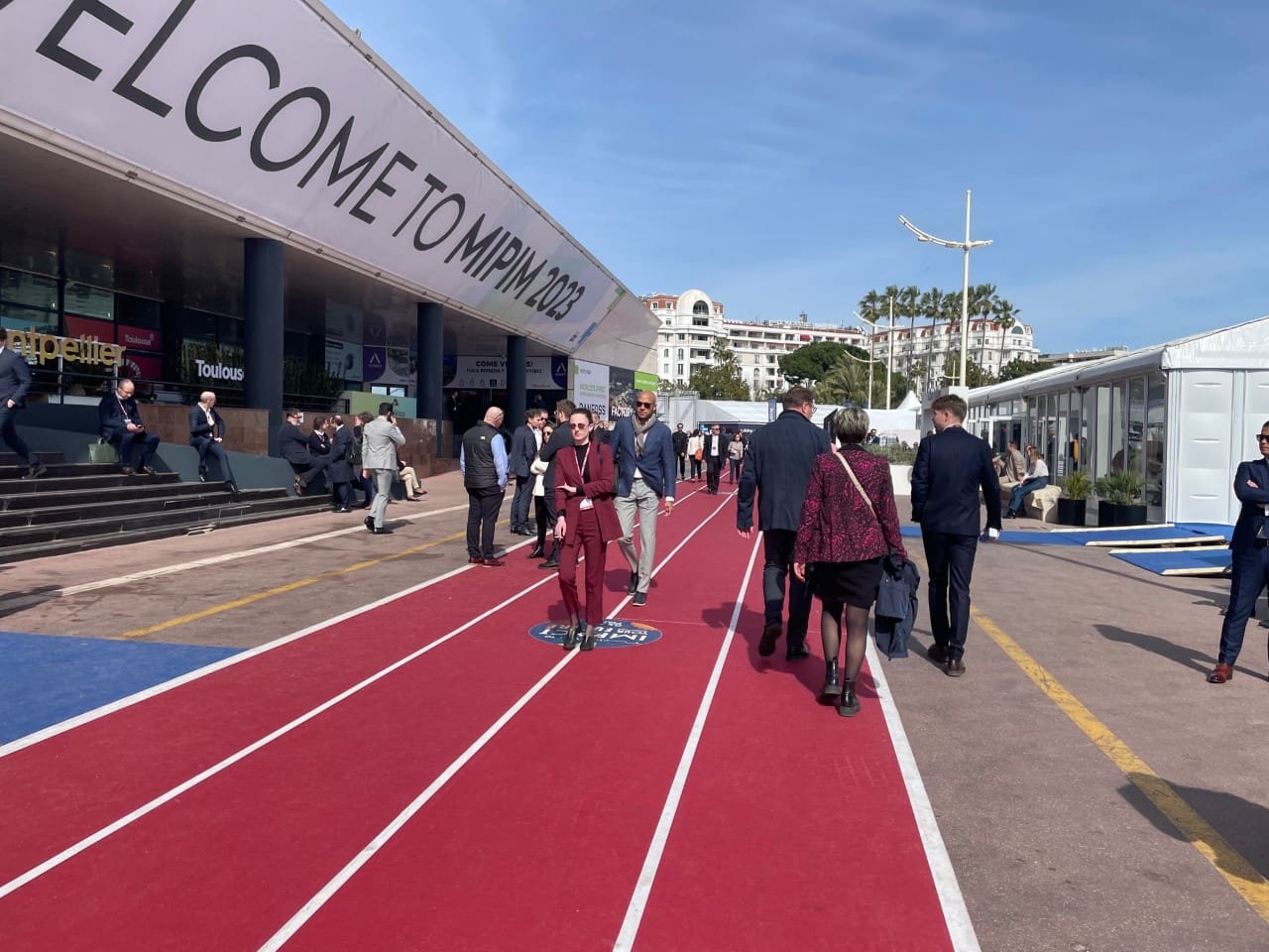 Ça ne rigole plus 24 - Les indiscretions mipim exterieur piste athletisme - Les indiscretions