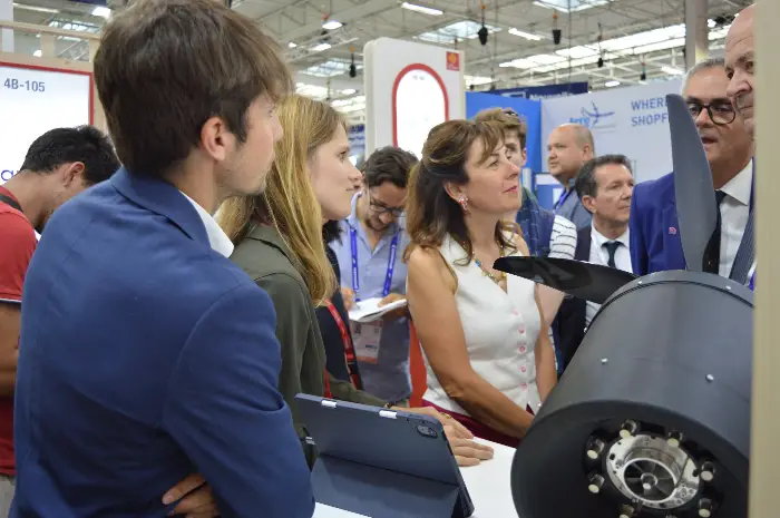 Les moteurs durables de Viraj-H2 veulent s’imposer dans le ciel aéronautique 1 - Les indiscretions Joseph Risson et Mathilde Bouilloux (à gauche) échangeant avec Carole Delga, Samuel Hervé et Jean-François Rézeau. ©Viraj-H2