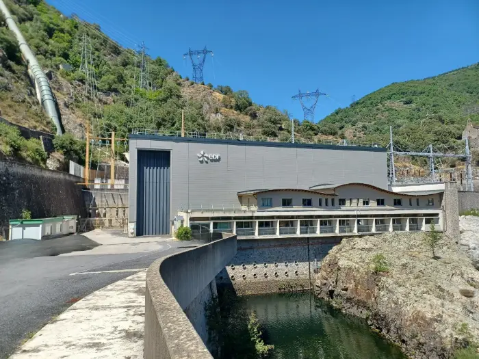 Hydroélectricité / concession du Chassezac : EDF fête les 60 ans et questionne l’avenir 3 - Les indiscretions Pied de borne usine facade ss voiture - Les indiscretions