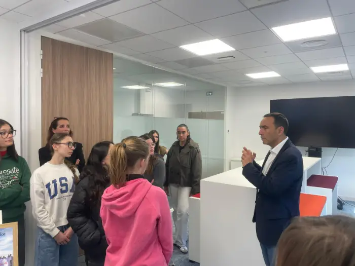 Pendant plus de 2h, le 2 avril, immersion des 12 jeunes dans les locaux de Veolia (zone PIOM, Mauguio – 34). Crédit : Hubert Vialatte / Les Indiscrétions  