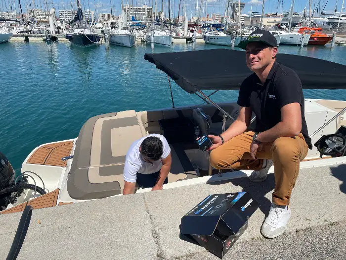 Après Palavas et Marseille, l’héraultais Biomotors déploie le Superéthanol E85 à Port-Camargue 1 - Les indiscretions Un plaisancier faisant son plein.